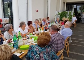Emeryci, renciści i niepełnosprawni bawią się na pikniku