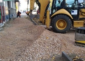 Na ulicy 1 Maja powstają ścieżki rowerowe