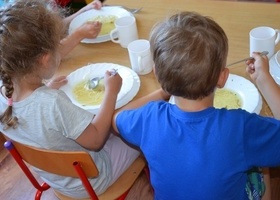 Gorące posiłki dla dzieci i młodzieży w czasie ferii