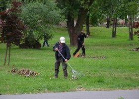 W parku przy ulicy Kolejowej trwają prace porządkowe.